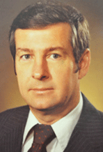 肯尼斯·沃克博士, College President from 1974-1988 headshot of 肯尼斯·沃克博士