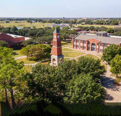 参观校园 Recruiter talking to two prospective students and a chaperone.