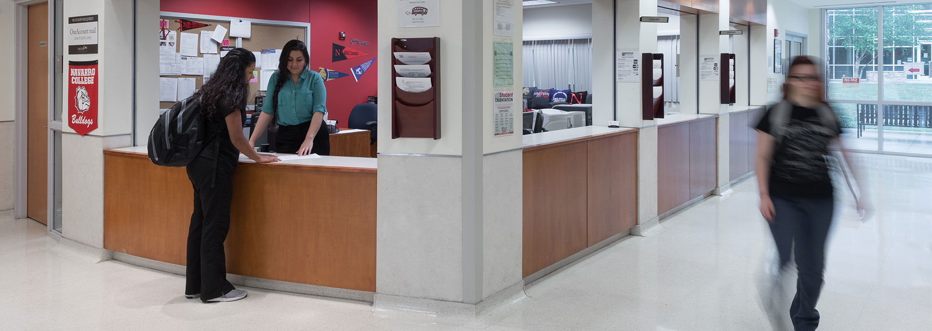 学术支持 Students at the 入学s Office counter
