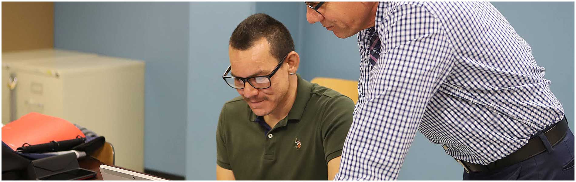 英语作为第二语言(ESL) Student receiving instructions from teacher