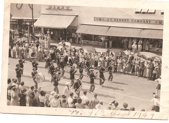 1949 皇冠博彩 Marching 乐队 1949 皇冠博彩 Marching 乐队 performing in a parade in downtown Corsicana