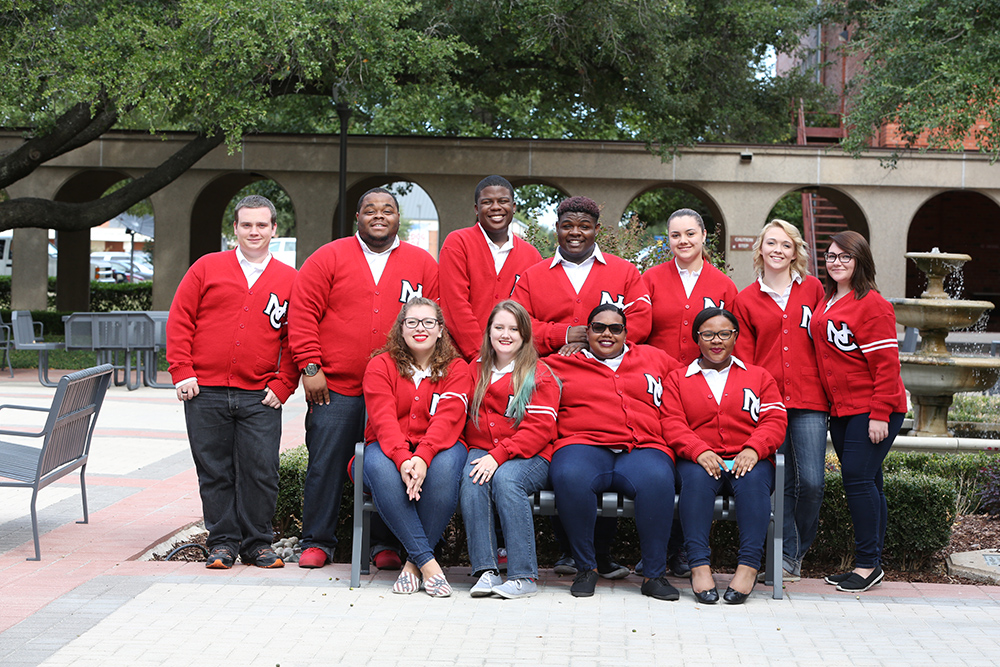 Navarro 声音公司表演合唱团 Navarro 声音公司表演合唱团 performing with choreography.