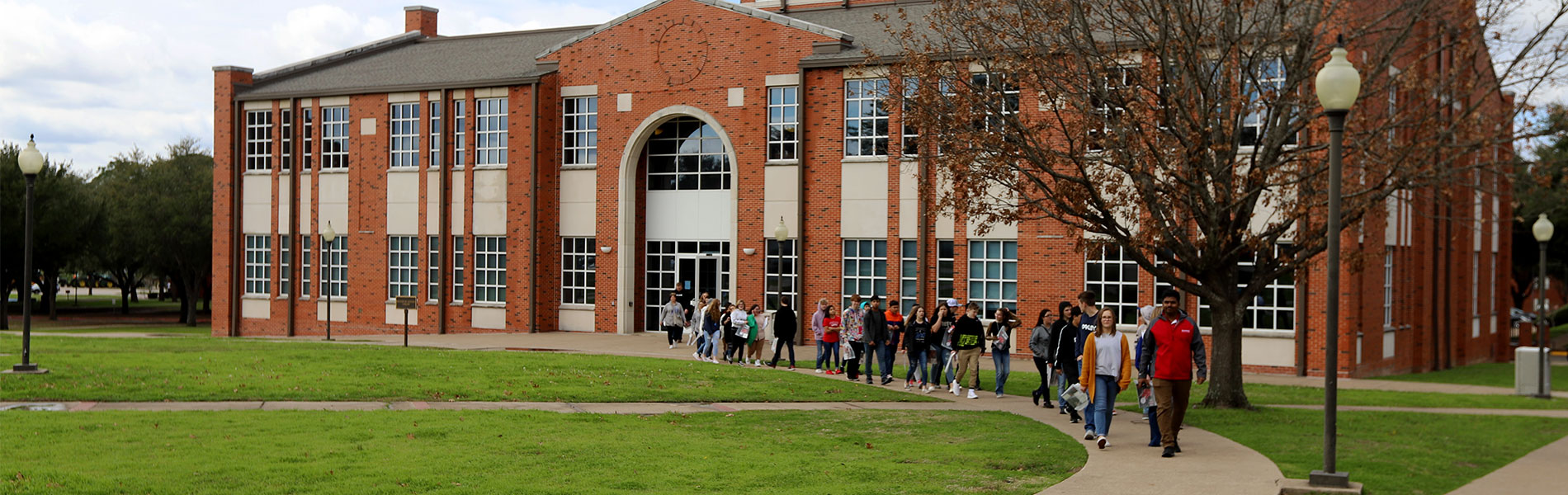 Richard M. Sanchez 图书馆, Corsicana Group of students walking outside the Richard M. Sanchez 图书馆 building during a group tour.