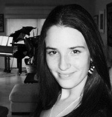 阿曼达·休斯博士 阿曼达·休斯博士, Associate Professor of Piano and CHoir Accompanist, smiling at the camera.