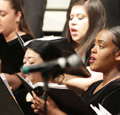皇冠博彩 Choir Choir students singing