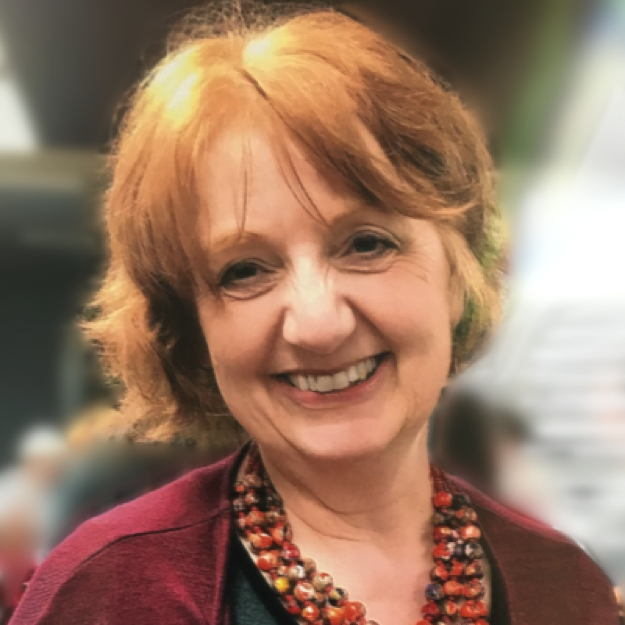 辛迪·哈里森博士 辛迪·哈里森博士, 合唱活动总监, smiling at the camera.