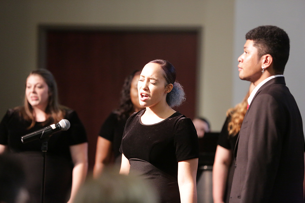 大学室内歌手 大学室内歌手 ensemble performing together.