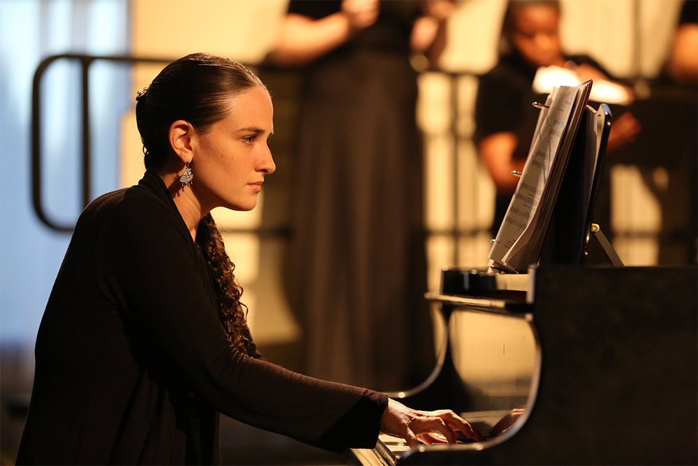 钢琴-私人课程 Music instructor playing piano during a lesson