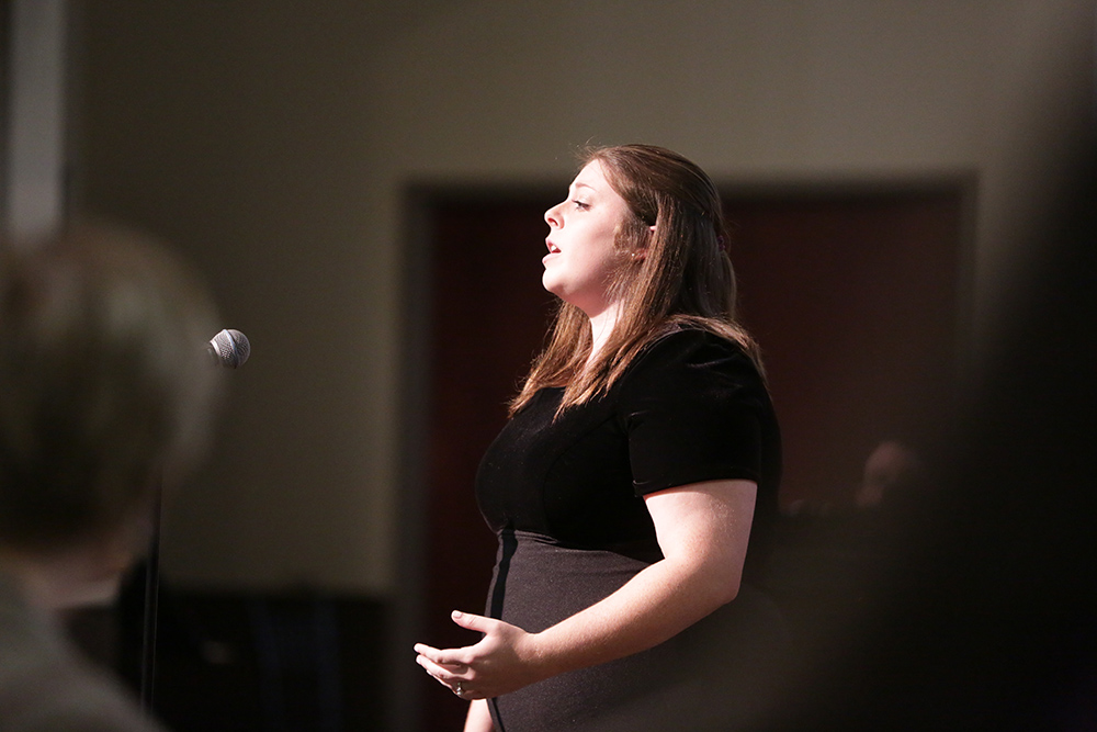 语音-私人课程 Student singing a solo during a voice lesson.