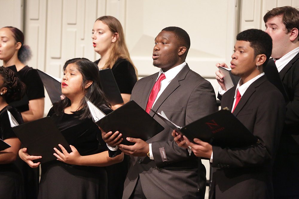 大学合唱团 Navarro 大学合唱团 students performing on stage.