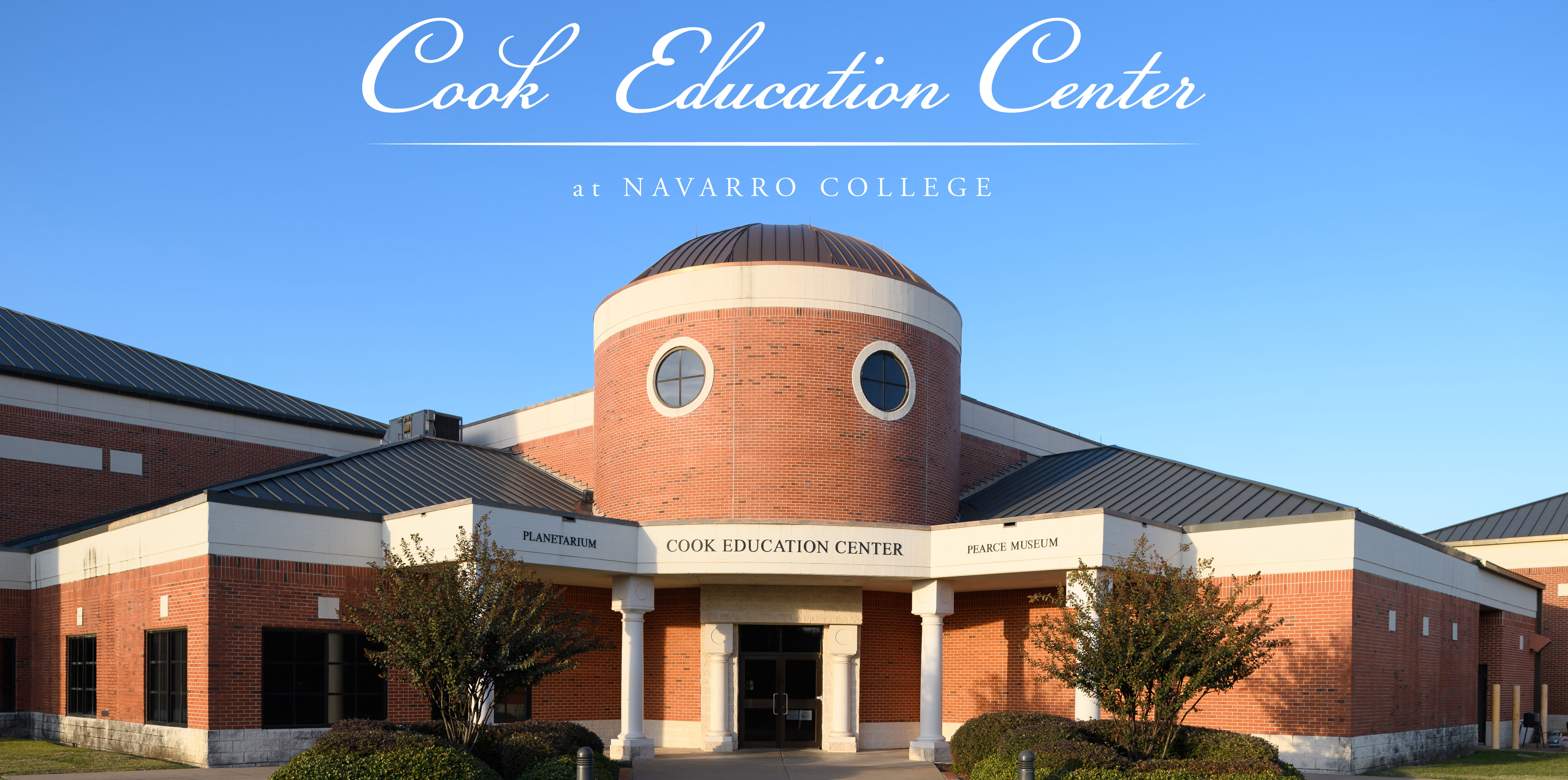 front of 库克教育中心 building