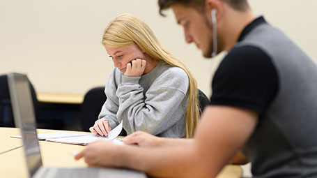 健康的职业 Help Two students studying together at a table
