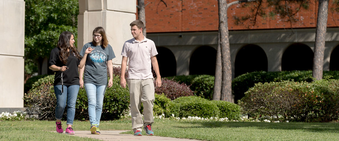 皇冠博彩College-Corsicana Recruiter walking with two prospective students on the 皇冠博彩College-Corsicana Quad