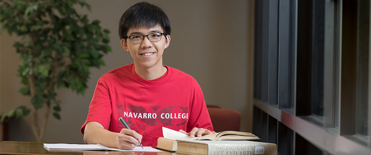 皇冠博彩College-Mexia 皇冠博彩 student proudly wearing Bulldog gear