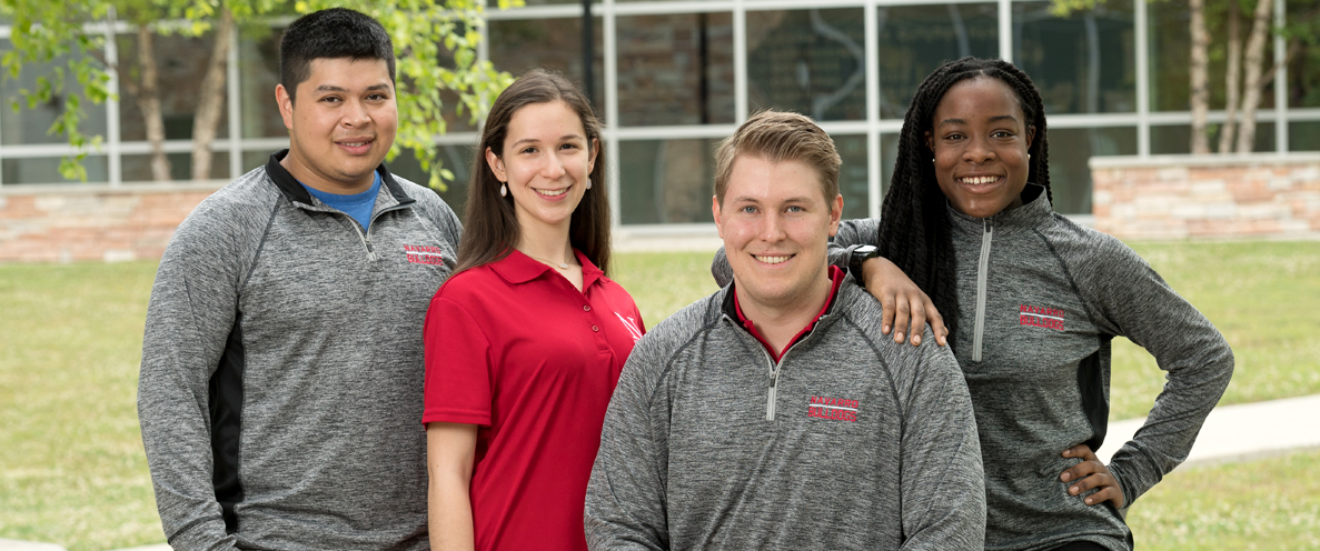 皇冠博彩College-Midlothian Four student ambassadors huddled together posing for camera