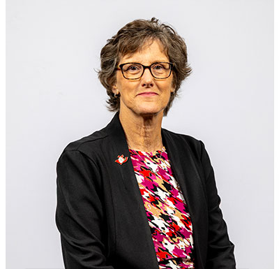 凯伦·西蒙斯 headshot of 凯伦·西蒙斯