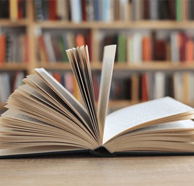 图书馆 资源 Open library book on table