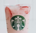 "粉红色的饮料" in a clear Starbucks cup with ice.