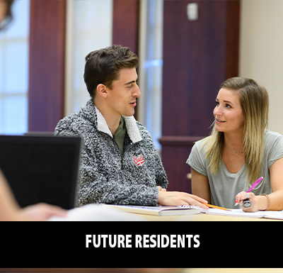未来的居民 Two students sitting at the table talking