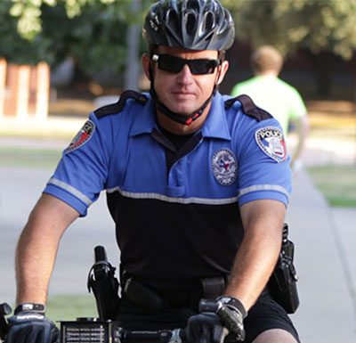 校园安全 Officer patrolling on bike