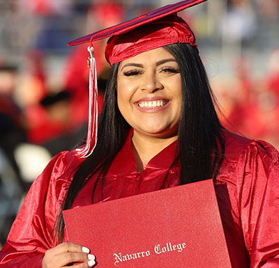 转移的机会 Graduate student holding her diploma