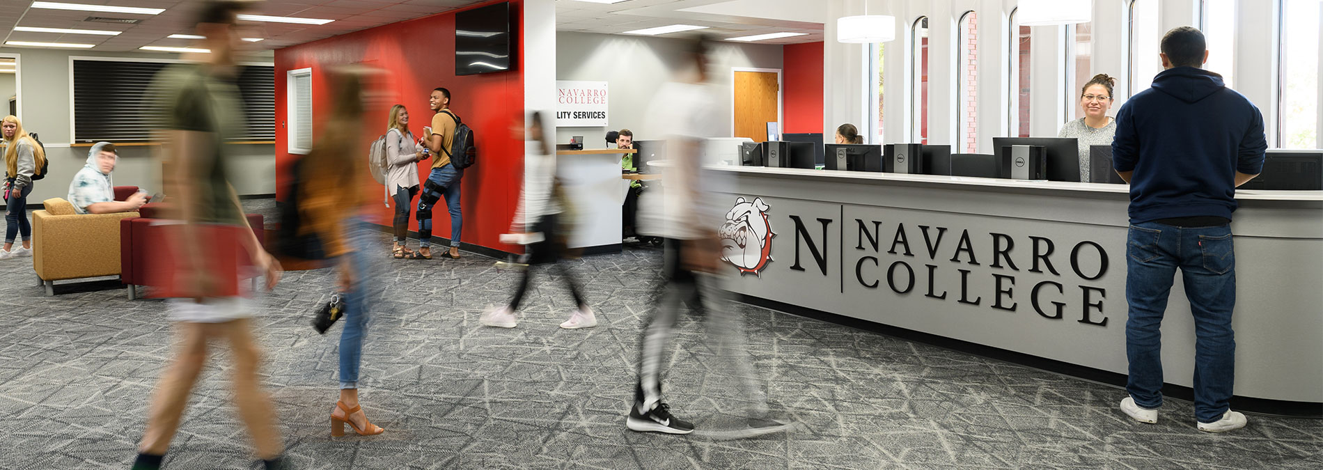 财政及援助 Students walking up to the front of the Help Desk