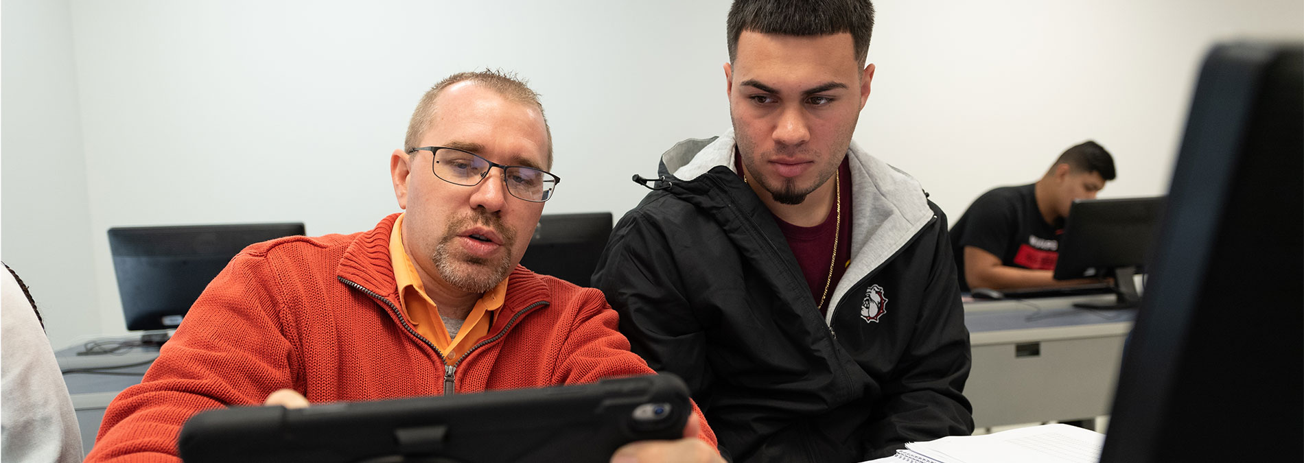 信息技术 Instructor assisting a student in class