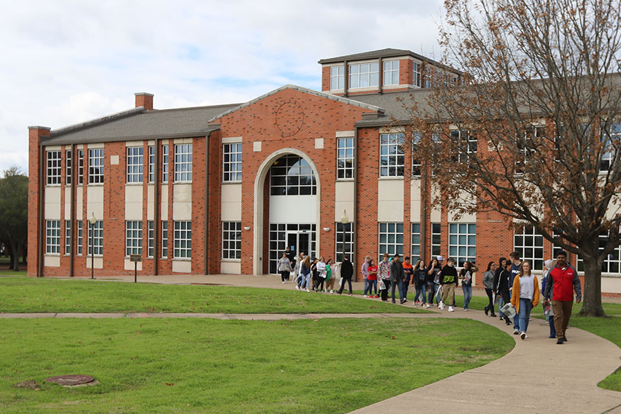Group Tour Group of students walking outside the Richard M. Sanchez 图书馆 building during a group tour.