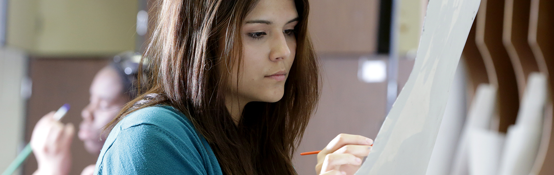 视觉艺术 Art Student quietly painting on a canvas