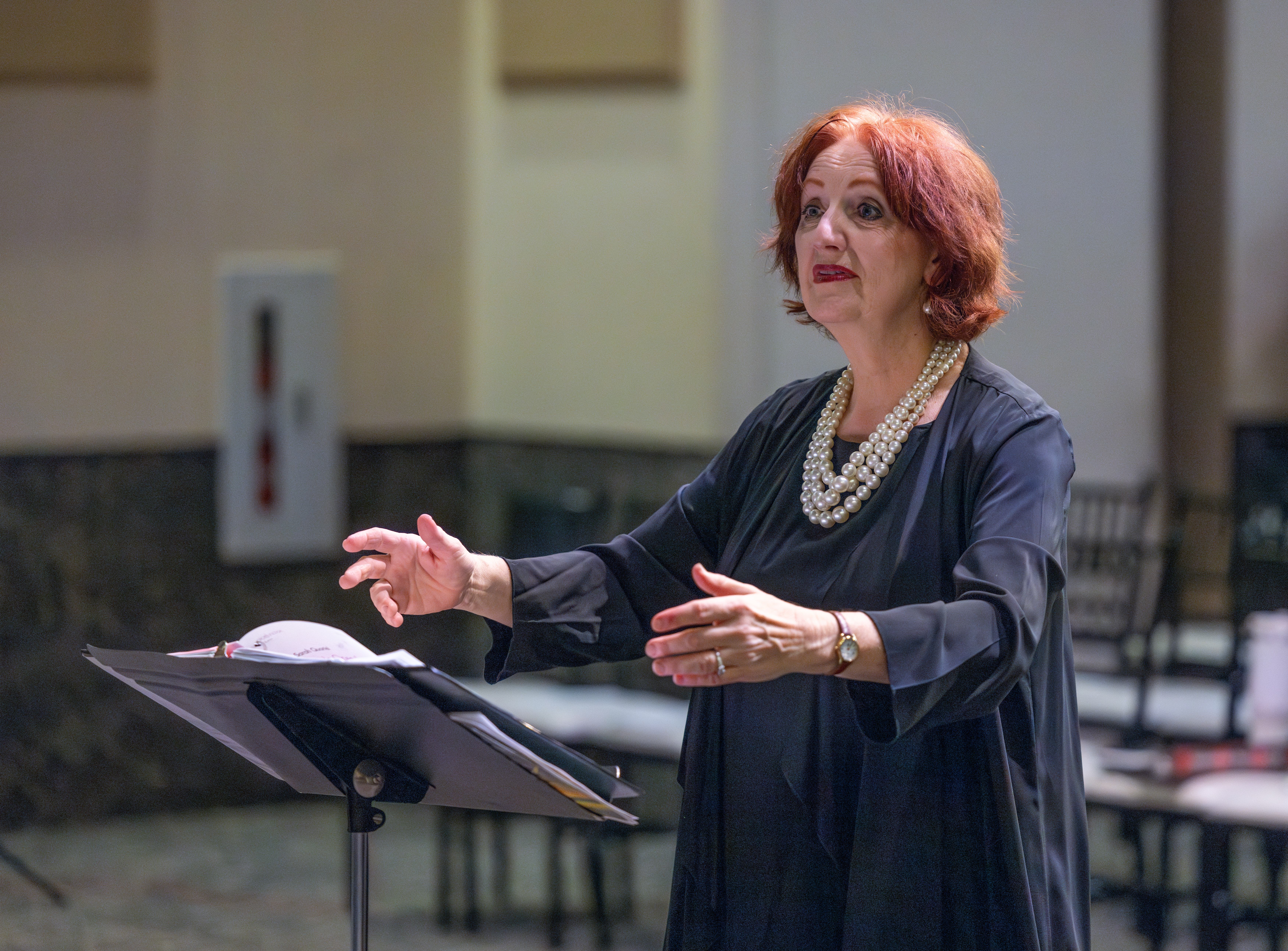 皇冠博彩 唱诗班 performing on stage with conductor directing