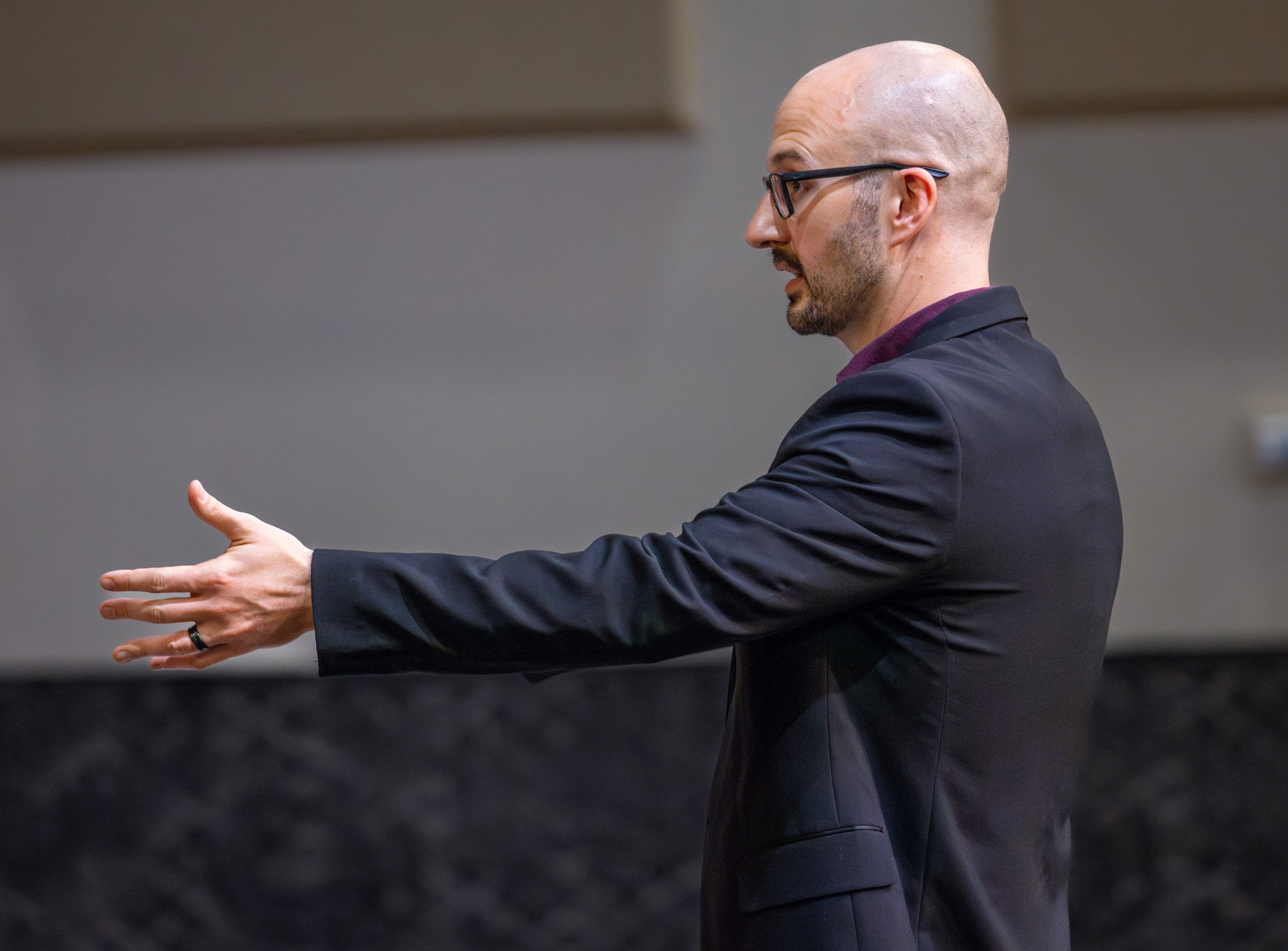 唱诗班 conductor directing singers on stage