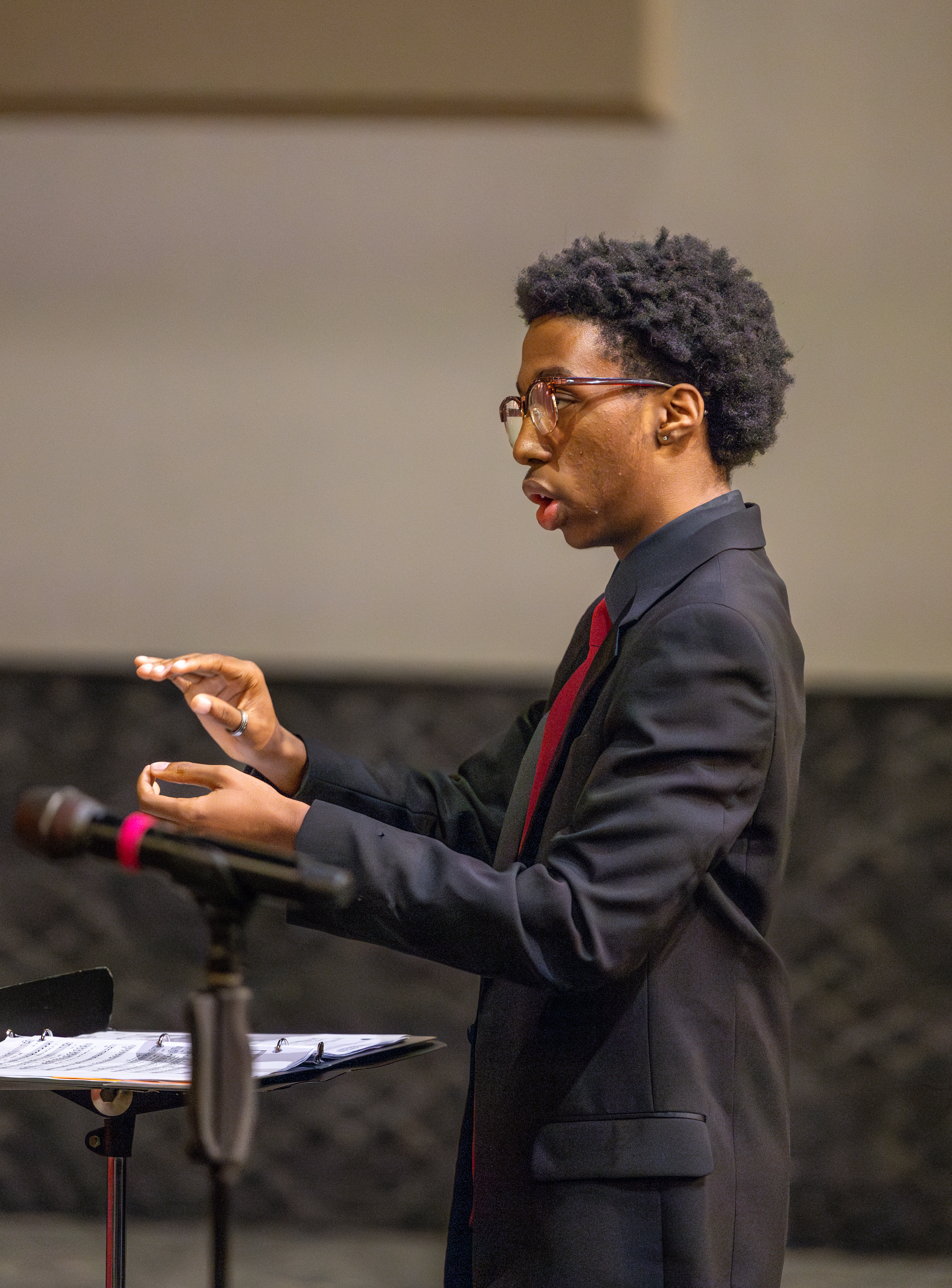 唱诗班 performing on stage with conductor directing