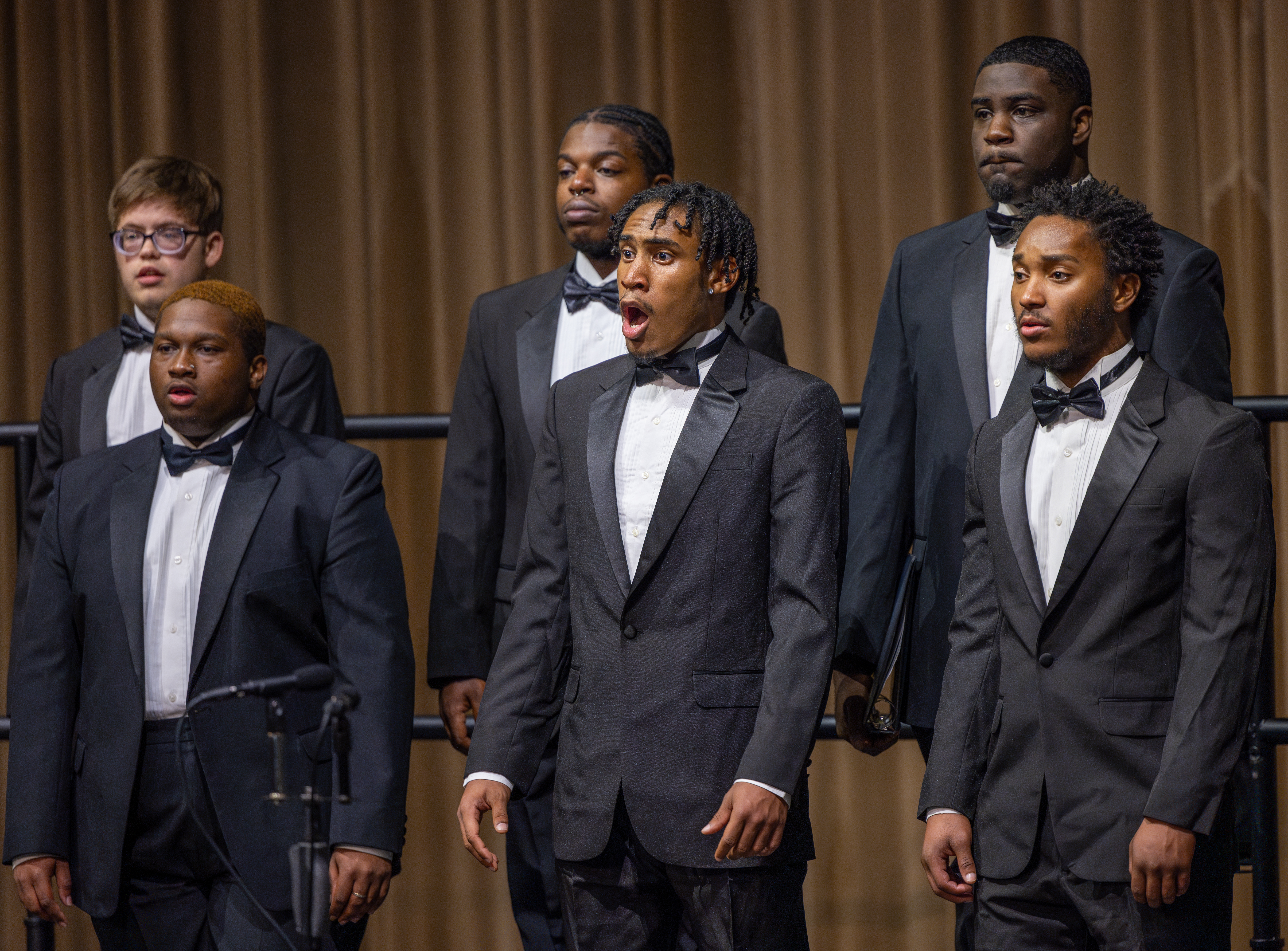 唱诗班 in mid-performance, close-up of singers