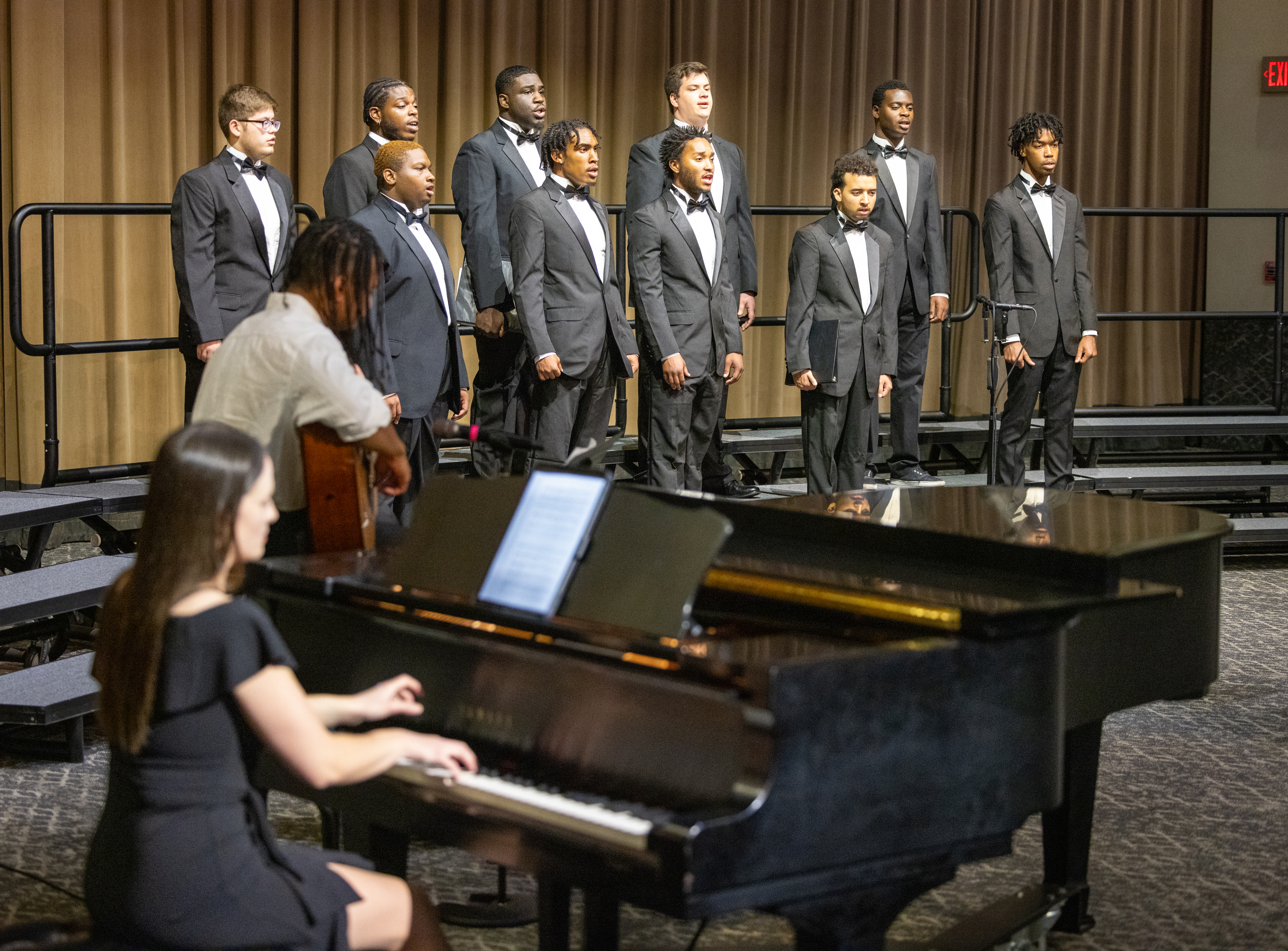 唱诗班 performing with audience in view