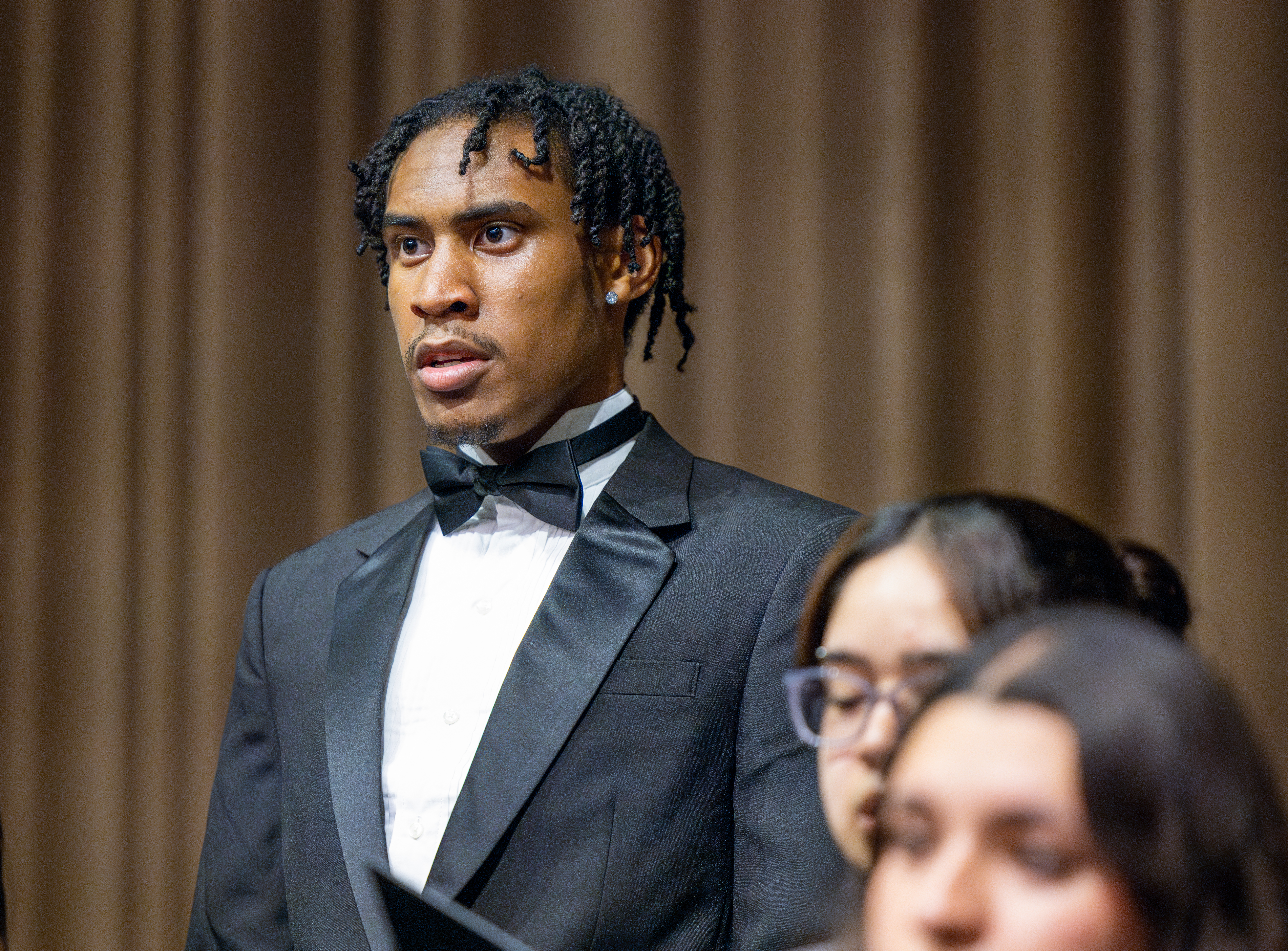 唱诗班 in mid-performance, close-up of singer