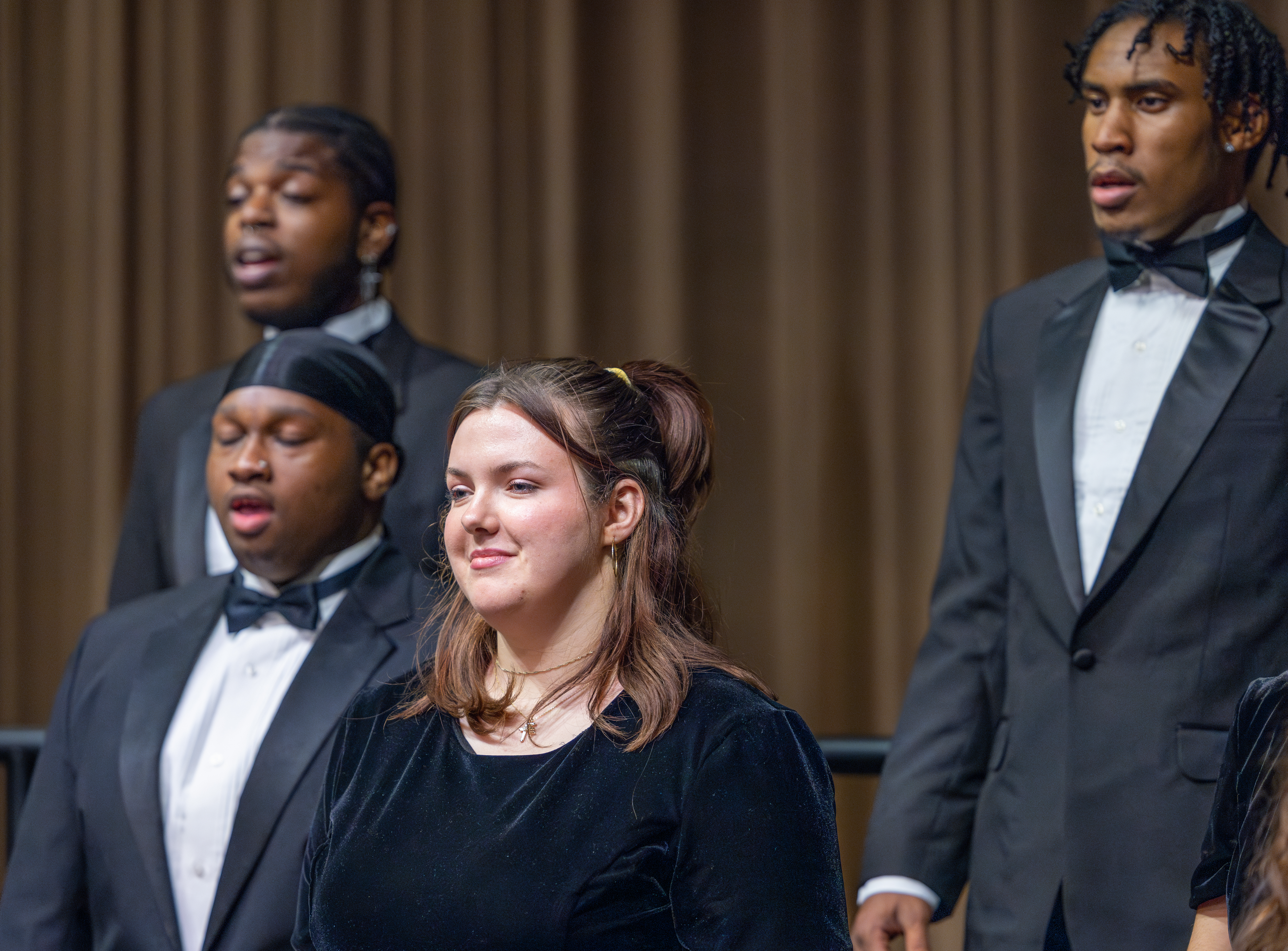 唱诗班 group performing with audience in view