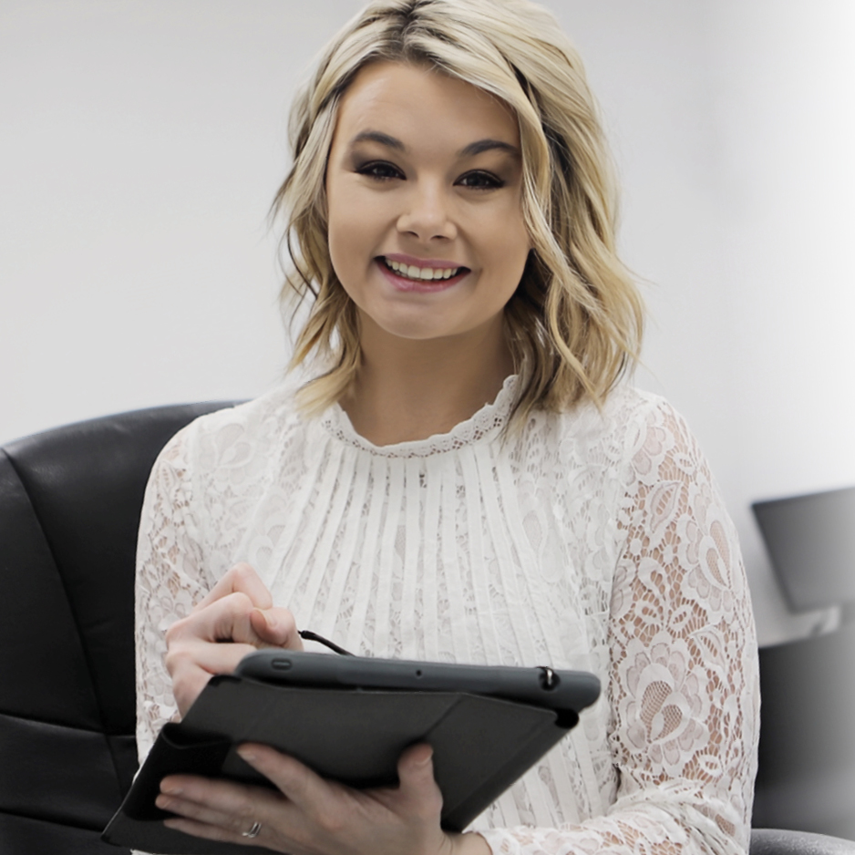 会计 Program 皇冠博彩 会计 Program Student sitting in chair with iPad in hand.
