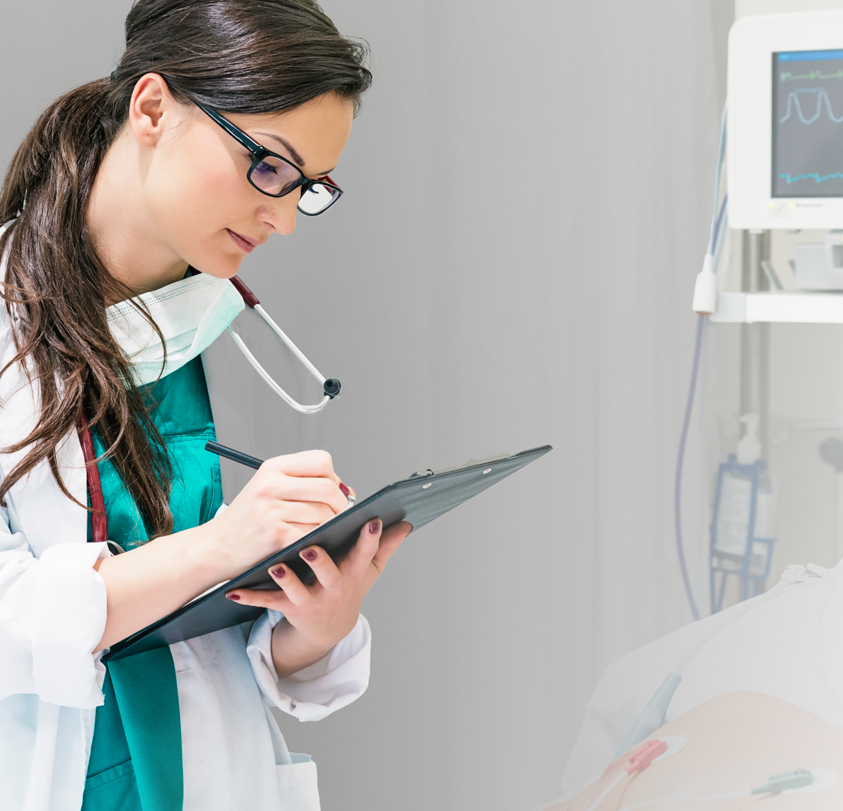 心电图技术员 Technician documenting notes on medical chart