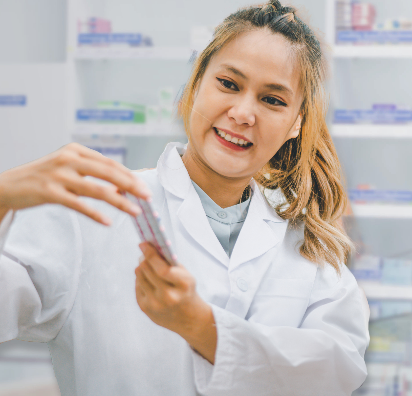 注册临床医疗助理 (CCMA) Pharmacist holding a pill dispenser