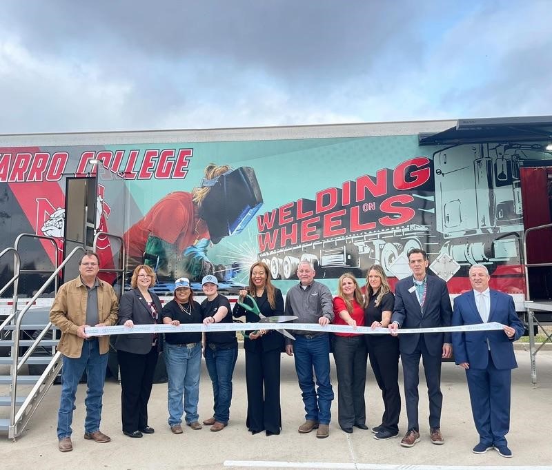 焊接 on Wheels Ribbon Cutting 焊接 on Wheels Ribbon Cutting