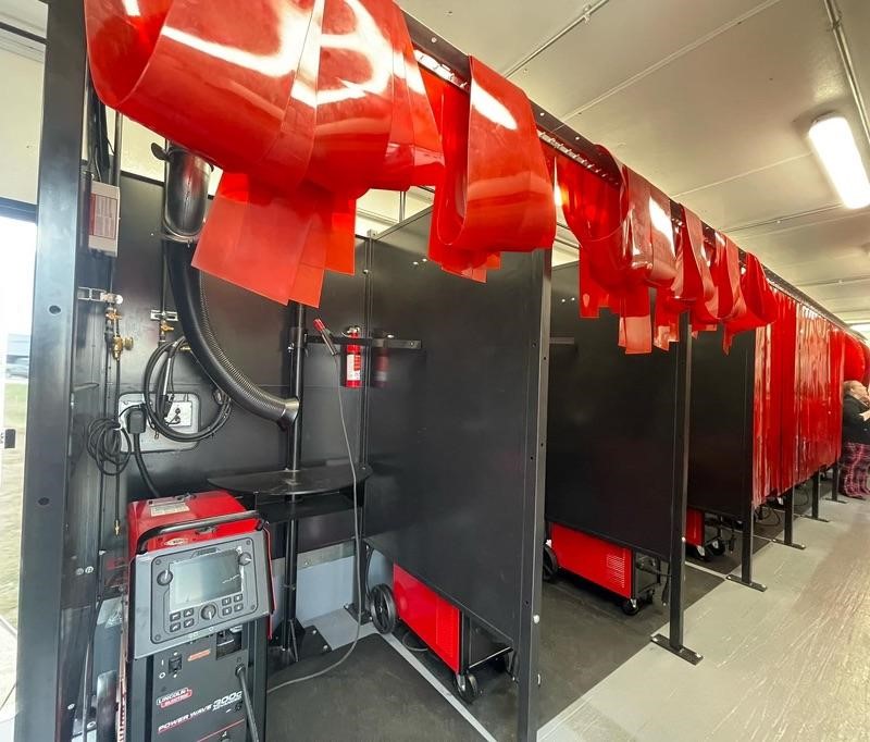 焊接 on Wheels Classroom 焊接 on Wheels divided classrooms