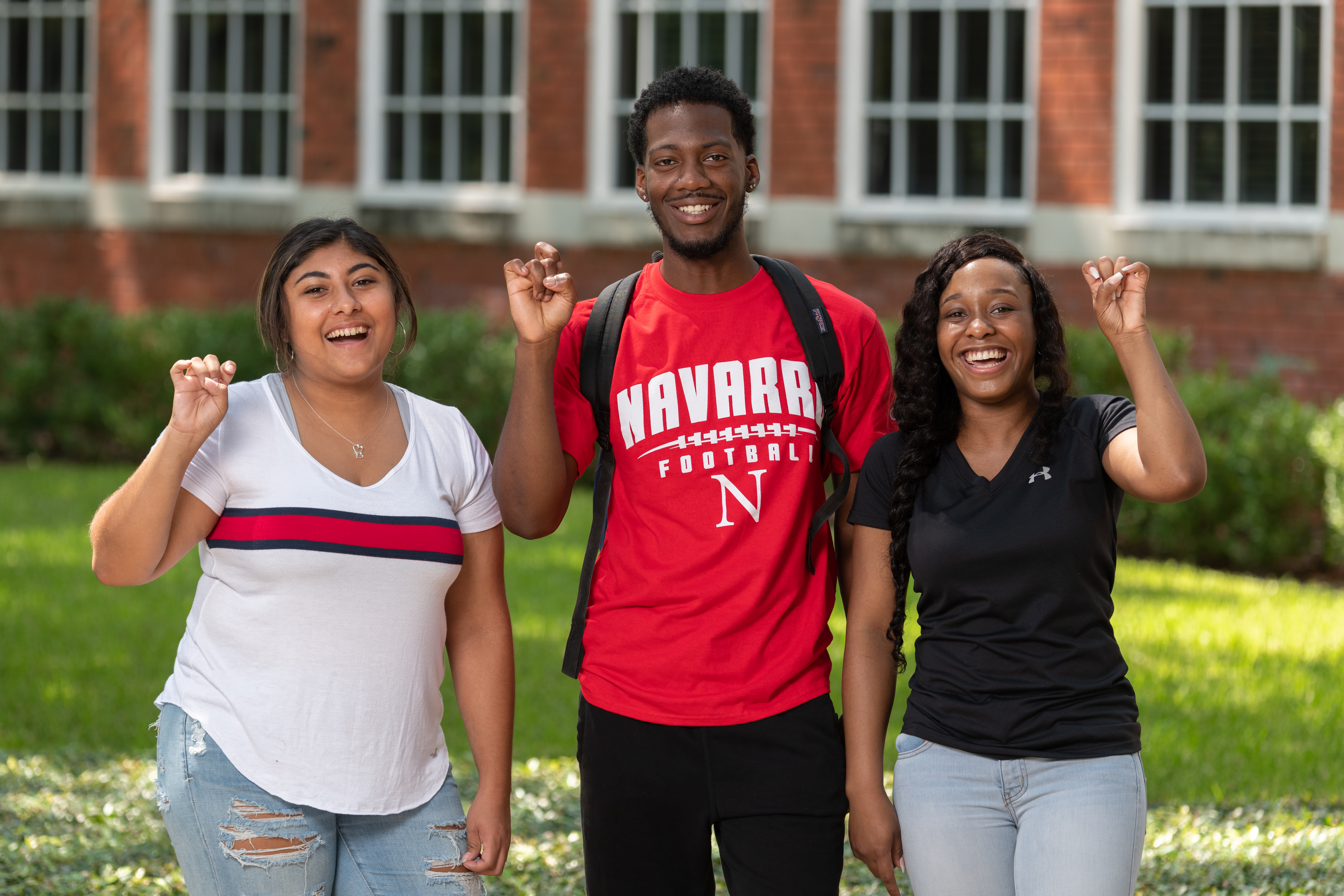 斗牛犬取向 皇冠博彩 Students holding the school mascot hand sign